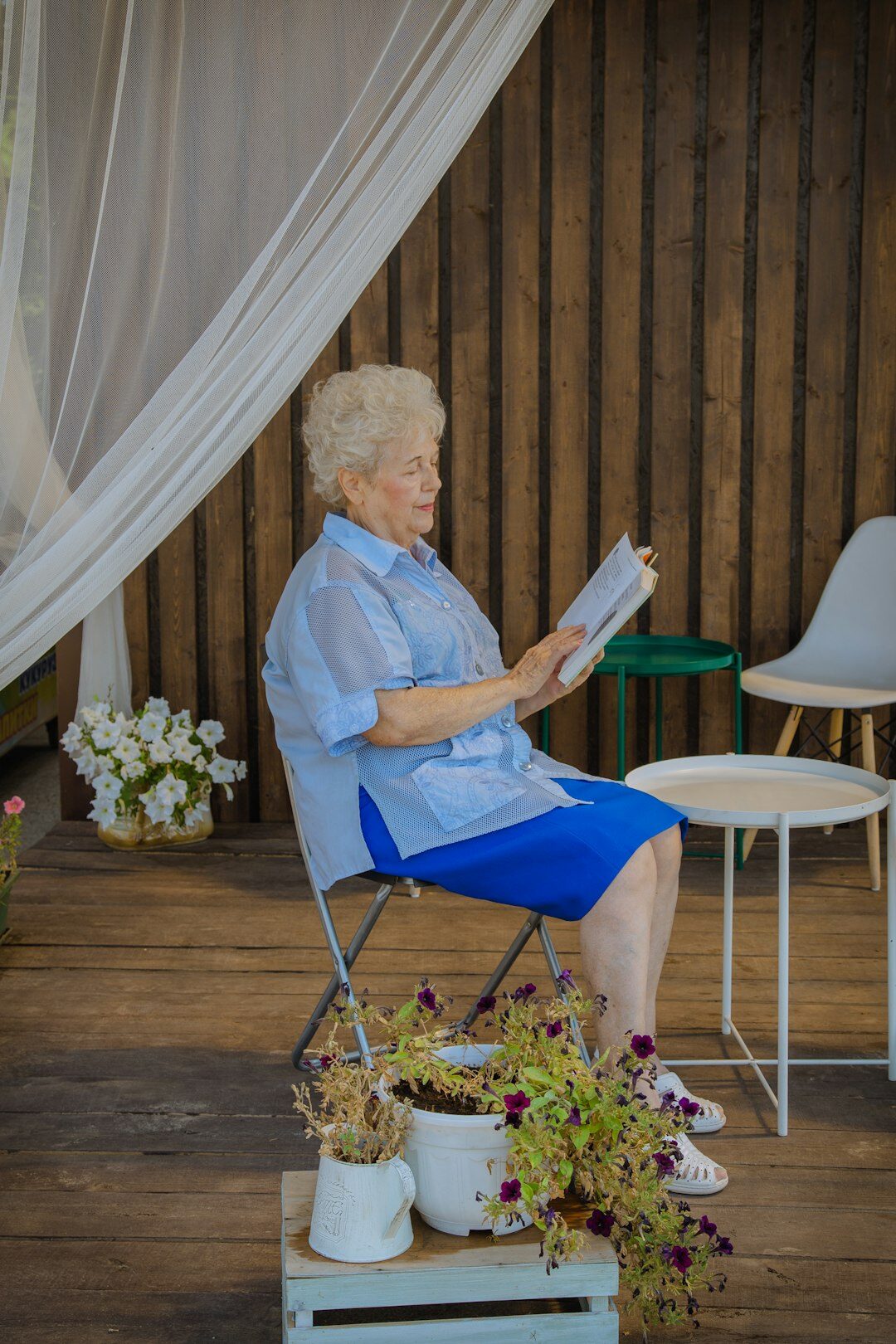 elderly woman sharing story